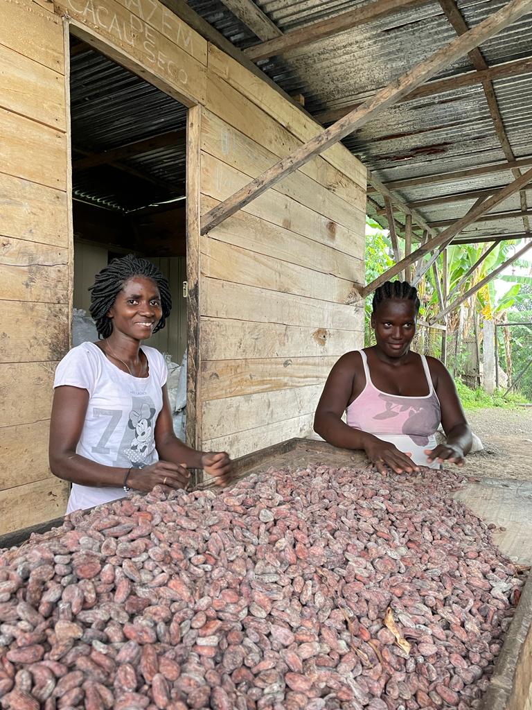 Deux femmes dans la production de chocolat Nao à Sao Tomé